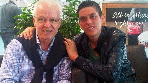 Am Münchner Flughafen: Peter Barth mit Mehmet, einem abgewiesenen Asylbewerber, bei dessen Rückkehr in den Kosovo.