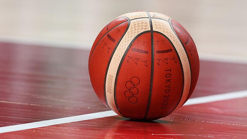 Ein Basketball liegt auf dem Spielfeld. Ein Basketball liegt auf dem Spielfeld.