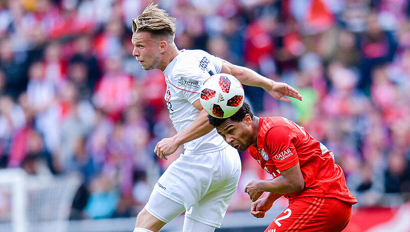Kaiserslauterns Janek Sternberg (links) und Serge Gnabry vom FC Bayern kämpfen um den Ball. Kaiserslauterns Janek Sternberg (links) und Serge Gnabry vom FC Bayern kämpfen um den Ball.