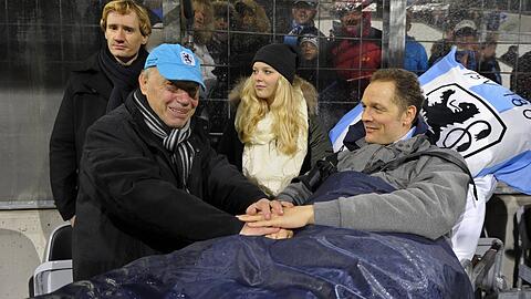 Karsten Wettberg besucht den schwer erkrankten Ex-Stürmer Olaf Bodden im Stadion – ein Bild für seine gelebte Nächstenliebe und unermüdliche Unterstützung. Karsten Wettberg besucht den schwer erkrankten Ex-Stürmer Olaf Bodden im Stadion – ein Bild für seine gelebte Nächstenliebe und unermüdliche Unterstützung.