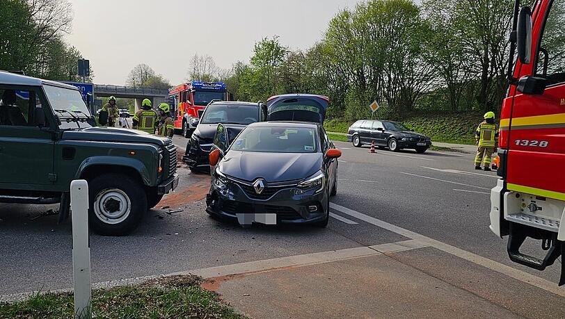 Autounfall auf der Staatsstraße 2071 bei Schäftlarn an der A95. Die Kinder von Bayern-Star Harry Kane wurden leicht verletzt. Autounfall auf der Staatsstraße 2071 bei Schäftlarn an der A95. Die Kinder von Bayern-Star Harry Kane wurden leicht verletzt.