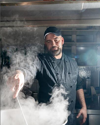 Der Küchenchef Daniel Vitorino kann vorerst nicht mehr kochen. In seiner Küche ist es zu Stromschlägen gekommen. Der Küchenchef Daniel Vitorino kann vorerst nicht mehr kochen. In seiner Küche ist es zu Stromschlägen gekommen.