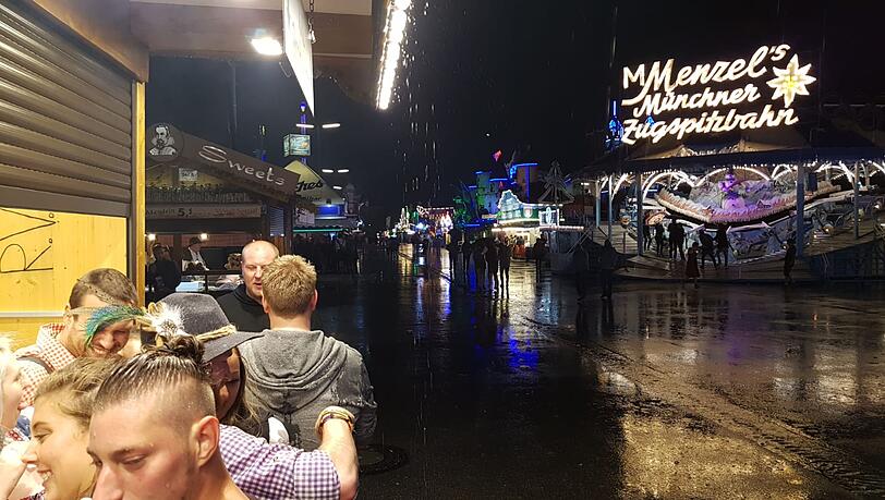 Sturmtief Fabienne hat die Wiesn leer gefegt. Sturmtief Fabienne hat die Wiesn leer gefegt.