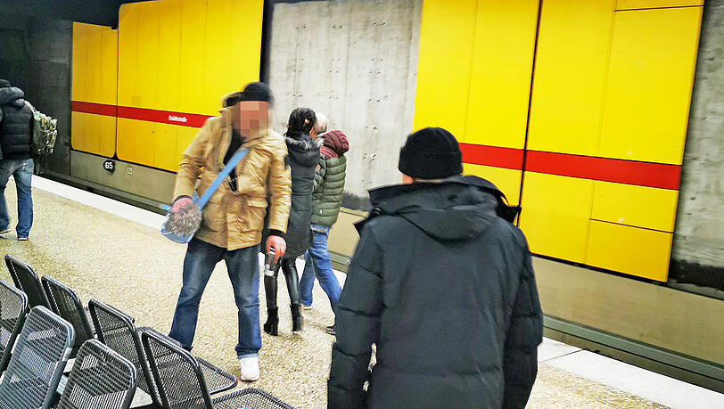 Das Foto der Täter. Der Angreifer muss aus rechtlichen Gründen gepixelt werden.