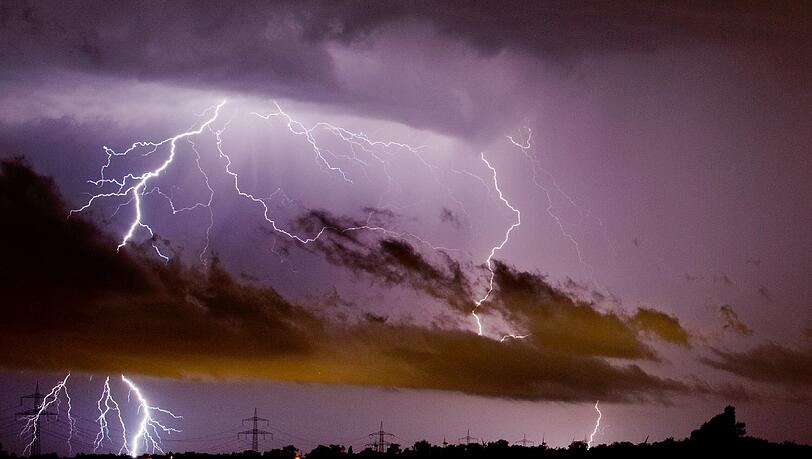Ein Unwetter hat in Teilen Baden-Württembergs zu überfluteten Straßen und Blitzeinschlägen geführt. Ein Unwetter hat in Teilen Baden-Württembergs zu überfluteten Straßen und Blitzeinschlägen geführt.