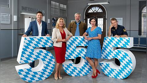 "Die Rosenheim-Cops" (v.l.): Hauptkommissar Sven Hansen (Igor Jeftić), Marie Hofer (Karin Thaler), Hauptkommissar Anton Stadler (Dieter Fischer), Miriam Stockl (Marisa Burger) und Polizeihauptmeister Michi Mohr (Max Müller). "Die Rosenheim-Cops" (v.l.): Hauptkommissar Sven Hansen (Igor Jeftić), Marie Hofer (Karin Thaler), Hauptkommissar Anton Stadler (Dieter Fischer), Miriam Stockl (Marisa Burger) und Polizeihauptmeister Michi Mohr (Max Müller).