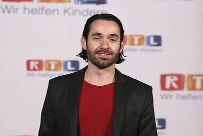 Daniel Küblböck mischte die erste Dschungelcamp-Staffel ordentlich auf. 2018 ging er auf einem Kreuzfahrtschiff vor der Küste von Neufundland von Bord und wurde knapp drei Jahre später für tot erklärt. Daniel Küblböck mischte die erste Dschungelcamp-Staffel ordentlich auf. 2018 ging er auf einem Kreuzfahrtschiff vor der Küste von Neufundland von Bord und wurde knapp drei Jahre später für tot erklärt.
