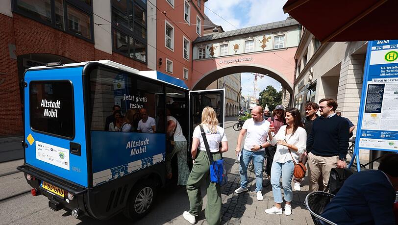 Blau und winzig: Das Altstadt-Mobil sammelt an der Haltestelle Theatinerstraße Fahrgäste ein. Blau und winzig: Das Altstadt-Mobil sammelt an der Haltestelle Theatinerstraße Fahrgäste ein.