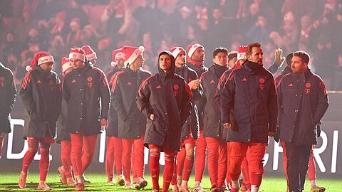 Bedröppelte Gesichter, aber wenigstens nicht verloren: Die Bayern-Stars verabschieden sich während der Weihnachtsshow in der Arena, bei der auch der Tölzer Knabenchor singt, von den Fans. Bedröppelte Gesichter, aber wenigstens nicht verloren: Die Bayern-Stars verabschieden sich während der Weihnachtsshow in der Arena, bei der auch der Tölzer Knabenchor singt, von den Fans.