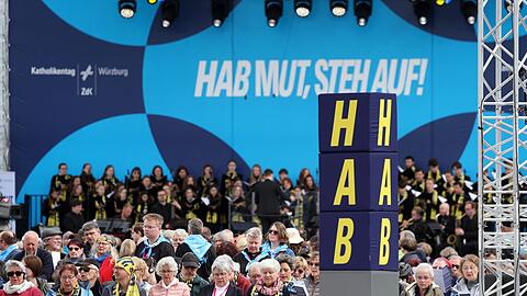 Das Motto des Katholikentags ist auf einer Bühne zu sehen. Das Motto des Katholikentags ist auf einer Bühne zu sehen.