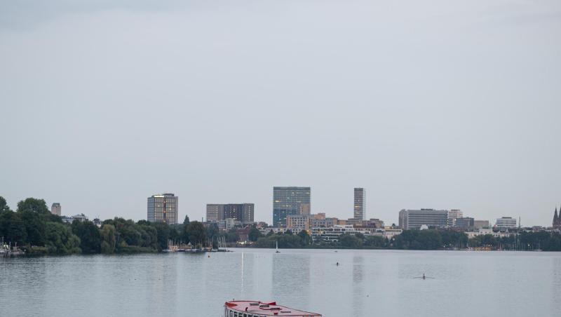 Ein Alsterdampfer fährt im trüben Augustwetter auf der Außenalster in Hamburg. Ein Alsterdampfer fährt im trüben Augustwetter auf der Außenalster in Hamburg.