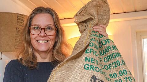 Britta Drummer nutzt die Drucke auf alten Kaffeesäcken, um kreative Lampenschirme zu designen. Britta Drummer nutzt die Drucke auf alten Kaffeesäcken, um kreative Lampenschirme zu designen.