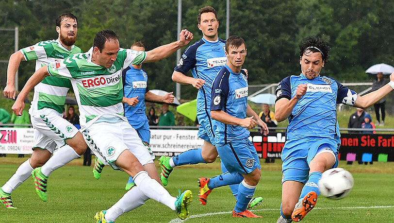 Sebastian Freis von der SpVgg Greuther Fürth (l) kommt gegen Markus Schwabl zum Abschluss. Sebastian Freis von der SpVgg Greuther Fürth (l) kommt gegen Markus Schwabl zum Abschluss.