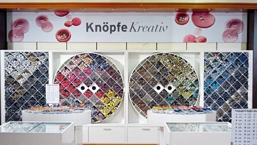 Knöpfe, Knöpfe, Knöpfe, runde, eckige, kleine, große, einfarbige, bunte und auf alle Fälle: ganz viele! Knöpfe, Knöpfe, Knöpfe, runde, eckige, kleine, große, einfarbige, bunte und auf alle Fälle: ganz viele!