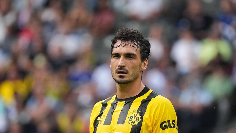 Dortmunds Mats Hummels zeigt sich frustriert nach der Partie gegen FC Sevilla. Dortmunds Mats Hummels zeigt sich frustriert nach der Partie gegen FC Sevilla.