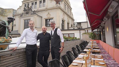 Laden zur "Ess-Klasse" ins Grill im Künstlerhaus (v. l.): Betriebsleiter Stefan Cyrol, Küchenchef Alex Riedel und Restaurantleiter Joachim Schmitz. Laden zur "Ess-Klasse" ins Grill im Künstlerhaus (v. l.): Betriebsleiter Stefan Cyrol, Küchenchef Alex Riedel und Restaurantleiter Joachim Schmitz.