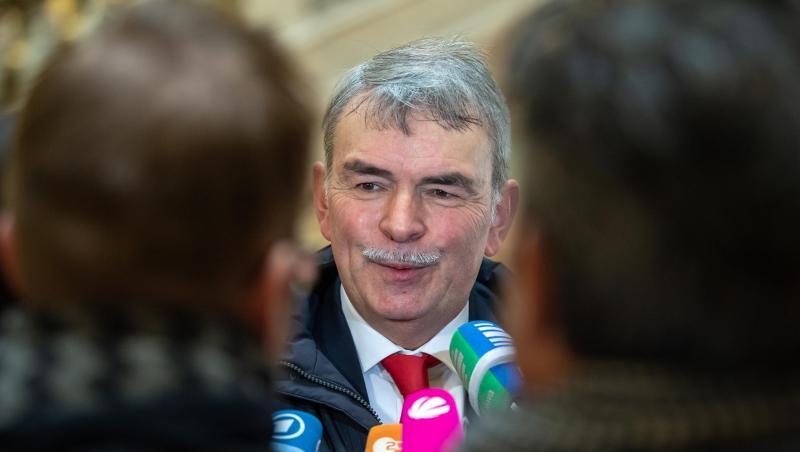 Der damalige Kläger Gustl Mollath unterhält sich vor Beginn eines Prozesses mit den Journalisten. Foto: Peter Kneffel/dpa/Archivbild Der damalige Kläger Gustl Mollath unterhält sich vor Beginn eines Prozesses mit den Journalisten. Foto: Peter Kneffel/dpa/Archivbild