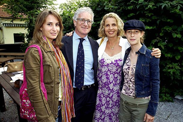 Aus Michaela Mays Ehe mit Jack Schiffer gingen die Töchter Alexandra (li.) und Lilian (re.) hervor. Aus Michaela Mays Ehe mit Jack Schiffer gingen die Töchter Alexandra (li.) und Lilian (re.) hervor.