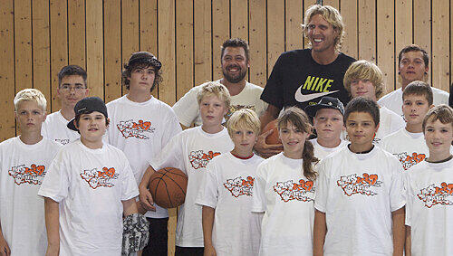 Daheim in Franken: Dirk Nowitzki mit den Basket-Kids. Daheim in Franken: Dirk Nowitzki mit den Basket-Kids.