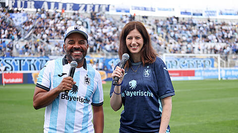 Zwei für 60: Simon Pearce mit Claudia Pichler am Stadionmikro. Zwei für 60: Simon Pearce mit Claudia Pichler am Stadionmikro.