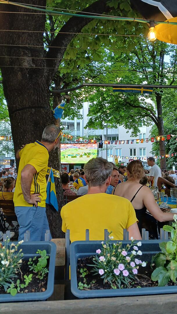 Beim Paulaner am Kapuzinerplatz war schon beim Spiel der Niederlande gegen Schweden kein Platz mehr frei. Beim Paulaner am Kapuzinerplatz war schon beim Spiel der Niederlande gegen Schweden kein Platz mehr frei.