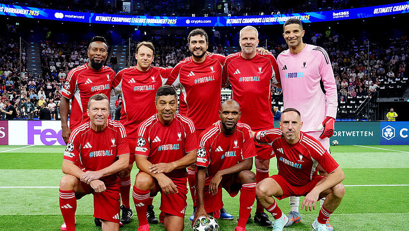 Die "Matthäus Masters" im SAP Garden: Zé Roberto, Mendieta, ein Influencer, Hamann, James (o.v.l.), sowie Matthäus, Elber Abidal und Ribéry (u.v.l.). Die "Matthäus Masters" im SAP Garden: Zé Roberto, Mendieta, ein Influencer, Hamann, James (o.v.l.), sowie Matthäus, Elber Abidal und Ribéry (u.v.l.).