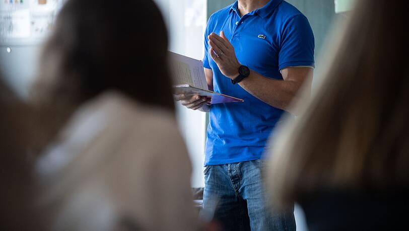 Ein Lehrer unterrichtet eine Schulklasse. Ein Lehrer unterrichtet eine Schulklasse.