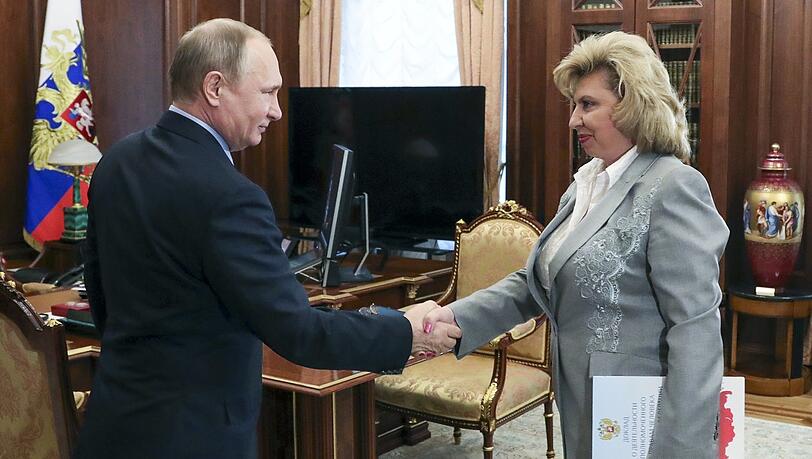 Der russische Präsident Wladimir Putin 2017 im Kreml mit der Menschenrechtsbeauftragten der Russischen Föderation, Tatjana Nikolajewna Moskalkowa. Die Schlagzeilen und die Brutalität der Foltermaßnahmen im Gefängnis "Schwarzer Delfin" zwangen den Kreml zum Handeln. Moskalkowa beauftragte die Generalstaatsanwaltschaft, die Vorwürfe zu prüfen. Der russische Präsident Wladimir Putin 2017 im Kreml mit der Menschenrechtsbeauftragten der Russischen Föderation, Tatjana Nikolajewna Moskalkowa. Die Schlagzeilen und die Brutalität der Foltermaßnahmen im Gefängnis "Schwarzer Delfin" zwangen den Kreml zum Handeln. Moskalkowa beauftragte die Generalstaatsanwaltschaft, die Vorwürfe zu prüfen.