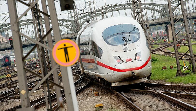 Ein Verkehrsmittel, zu dem jeder eine Meinung hat: Ein ICE lässt die Hackerbrücke hinter sich. Ein Verkehrsmittel, zu dem jeder eine Meinung hat: Ein ICE lässt die Hackerbrücke hinter sich.