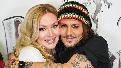 Die Wahlmünchnerin und der Weltstar: Iryna Fedorenko und Johnny Depp bei einer innigen Umarmung. Die Wahlmünchnerin und der Weltstar: Iryna Fedorenko und Johnny Depp bei einer innigen Umarmung.