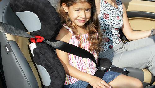 Mädchen in einem Kindersitz Mädchen in einem Kindersitz