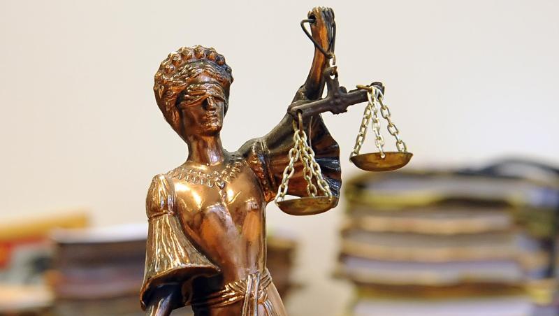 Eine goldfarbene Justitia-Figur steht vor Aktenbergen. Foto: Britta Pedersen/zb/dpa/Archivbild Eine goldfarbene Justitia-Figur steht vor Aktenbergen. Foto: Britta Pedersen/zb/dpa/Archivbild