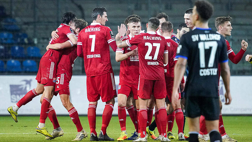 4:1 beim SV Waldhof Mannheim: Die Spieler der SpVgg Unterhaching jubeln nach dem Schlusspfiff. 4:1 beim SV Waldhof Mannheim: Die Spieler der SpVgg Unterhaching jubeln nach dem Schlusspfiff.