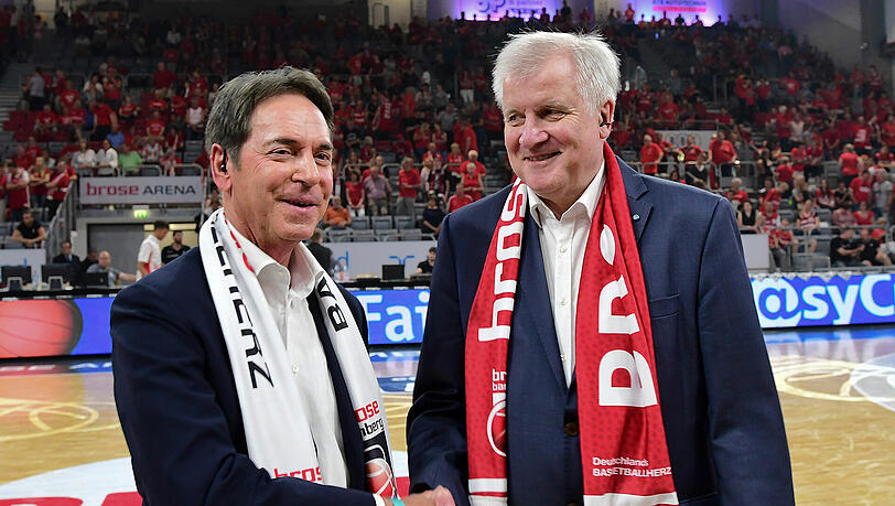 Michael Stoschek (Aufsichtsratsvorsitzender der Bamberger Basketball GmbH) begrüßt den bayerischen Ministerpräsidentnen Horst Seehofer. Michael Stoschek (Aufsichtsratsvorsitzender der Bamberger Basketball GmbH) begrüßt den bayerischen Ministerpräsidentnen Horst Seehofer.