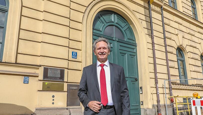 Günther Kolbe am Eingang zum Bayerischen Landessozialgericht in der Ludwigstraße. Günther Kolbe am Eingang zum Bayerischen Landessozialgericht in der Ludwigstraße.