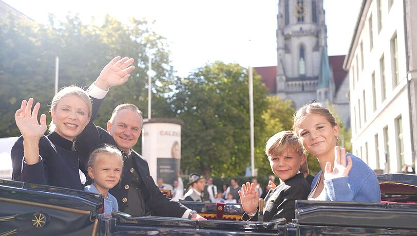 Wiesn-Chef Christian Scharpf (SPD) mit Familie auf dem Weg zur Festwiese. Wiesn-Chef Christian Scharpf (SPD) mit Familie auf dem Weg zur Festwiese.