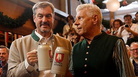 Markus Söder (li.) und Münchens OB lassen sich die Maß auf der Wiesn 2025 schmecken. Markus Söder (li.) und Münchens OB lassen sich die Maß auf der Wiesn 2025 schmecken.
