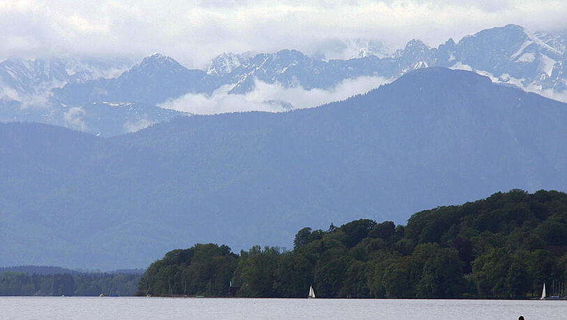 Ruderer am Starnberger See: Die Polizei sucht nach einem 13-Jährigen. Der Junge wird sein Sonntag vermisst. Nur sein leeres Boot wurde gefunden. Ruderer am Starnberger See: Die Polizei sucht nach einem 13-Jährigen. Der Junge wird sein Sonntag vermisst. Nur sein leeres Boot wurde gefunden.