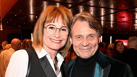 Mit seiner Barbara ist Wolfgang Bahro schon seit mehr als 20 Jahren verheiratet. Die beiden haben einen Sohn und besuchen gerne zusammen Events. Mit seiner Barbara ist Wolfgang Bahro schon seit mehr als 20 Jahren verheiratet. Die beiden haben einen Sohn und besuchen gerne zusammen Events.