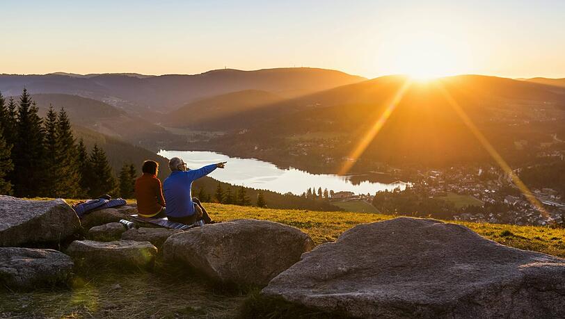 Ein Paar am Hochfirst im Schwarzwald: In einigen Jahren gehen fast eine halbe Million Menschen mehr in Rente als ins Erwerbsleben starten. (Symbolbild) Ein Paar am Hochfirst im Schwarzwald: In einigen Jahren gehen fast eine halbe Million Menschen mehr in Rente als ins Erwerbsleben starten. (Symbolbild)