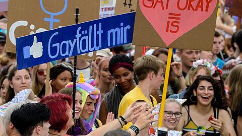 Viele, viele junge Menschen demonstrieren und feiern beim Münchner CSD wie hier im Jahr 2018. Viele, viele junge Menschen demonstrieren und feiern beim Münchner CSD wie hier im Jahr 2018.