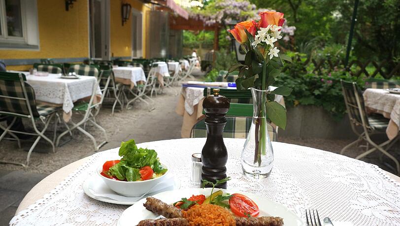 Schaut deftig aus: Cevapcici im Innenhof des Dalmatiner Grill in Bogenhausen. Schaut deftig aus: Cevapcici im Innenhof des Dalmatiner Grill in Bogenhausen.