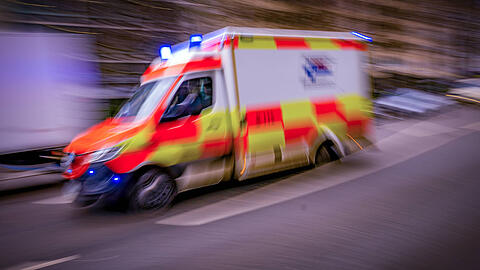 Bei dem Unfall wird ein Ehepaar schwer verletzt. Bei dem Unfall wird ein Ehepaar schwer verletzt.