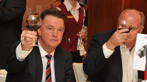 Louis van Gaal und Uli Hoeneß trinken Rotwein in Cluj 2010. Louis van Gaal und Uli Hoeneß trinken Rotwein in Cluj 2010.