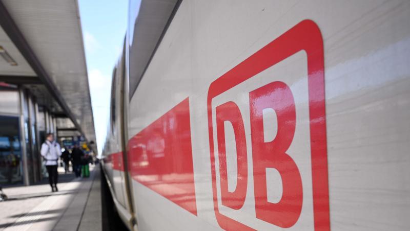 Das Logo der Deutschen Bahn ist auf einem Waggon zu sehen. Foto: Martin Schutt/dpa-Zentralbild/dpa/Archivbild Das Logo der Deutschen Bahn ist auf einem Waggon zu sehen. Foto: Martin Schutt/dpa-Zentralbild/dpa/Archivbild