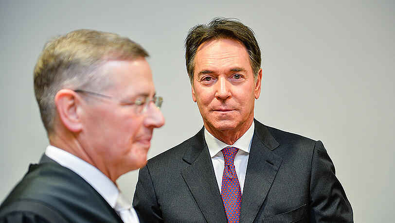 Verfahren eingestellt: Unternehmers Michael Stoschek (r) und ein Anwalt Eckart Staritz am Mittwoch im Amtsgericht Coburg. Verfahren eingestellt: Unternehmers Michael Stoschek (r) und ein Anwalt Eckart Staritz am Mittwoch im Amtsgericht Coburg.