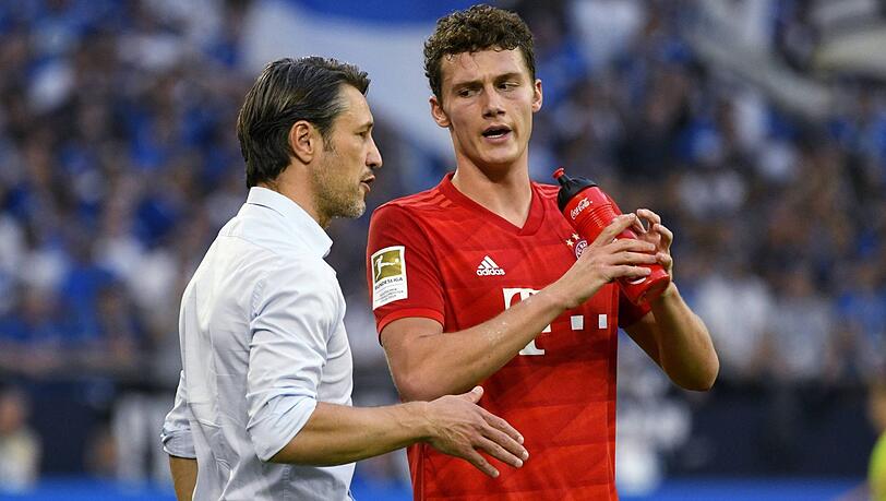 Bayern-Trainer Niko Kovac gibt Neuzugang Benjamin Pavard taktische Anweisungen beim 3:0-Auswärtssieg gegen Schalke 04. Bayern-Trainer Niko Kovac gibt Neuzugang Benjamin Pavard taktische Anweisungen beim 3:0-Auswärtssieg gegen Schalke 04.