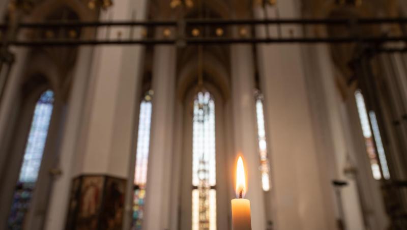 Ein einzelne Kerze brennt in der Frauenkirche. Foto: Peter Kneffel/dpa/Archivbild Ein einzelne Kerze brennt in der Frauenkirche. Foto: Peter Kneffel/dpa/Archivbild