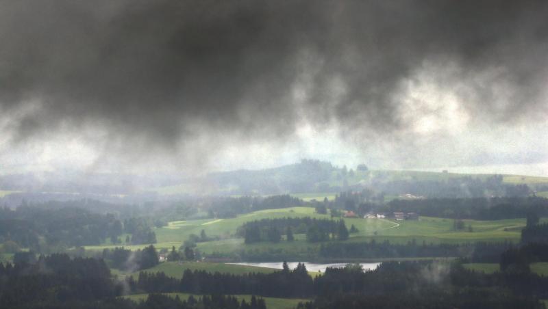 Durch eine Wolkenlücke wird das Alpenvorland von der Sonne beschienen. Foto: Karl-Josef Hildenbrand/dpa/Symbolbild Durch eine Wolkenlücke wird das Alpenvorland von der Sonne beschienen. Foto: Karl-Josef Hildenbrand/dpa/Symbolbild