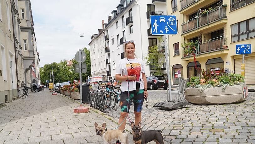 "Kompletter Blödsinn. Entweder man sperrt ganz - oder man lässt es", findet Daria Sorokina (40) mit ihren Hunden Karamella und Nutella.